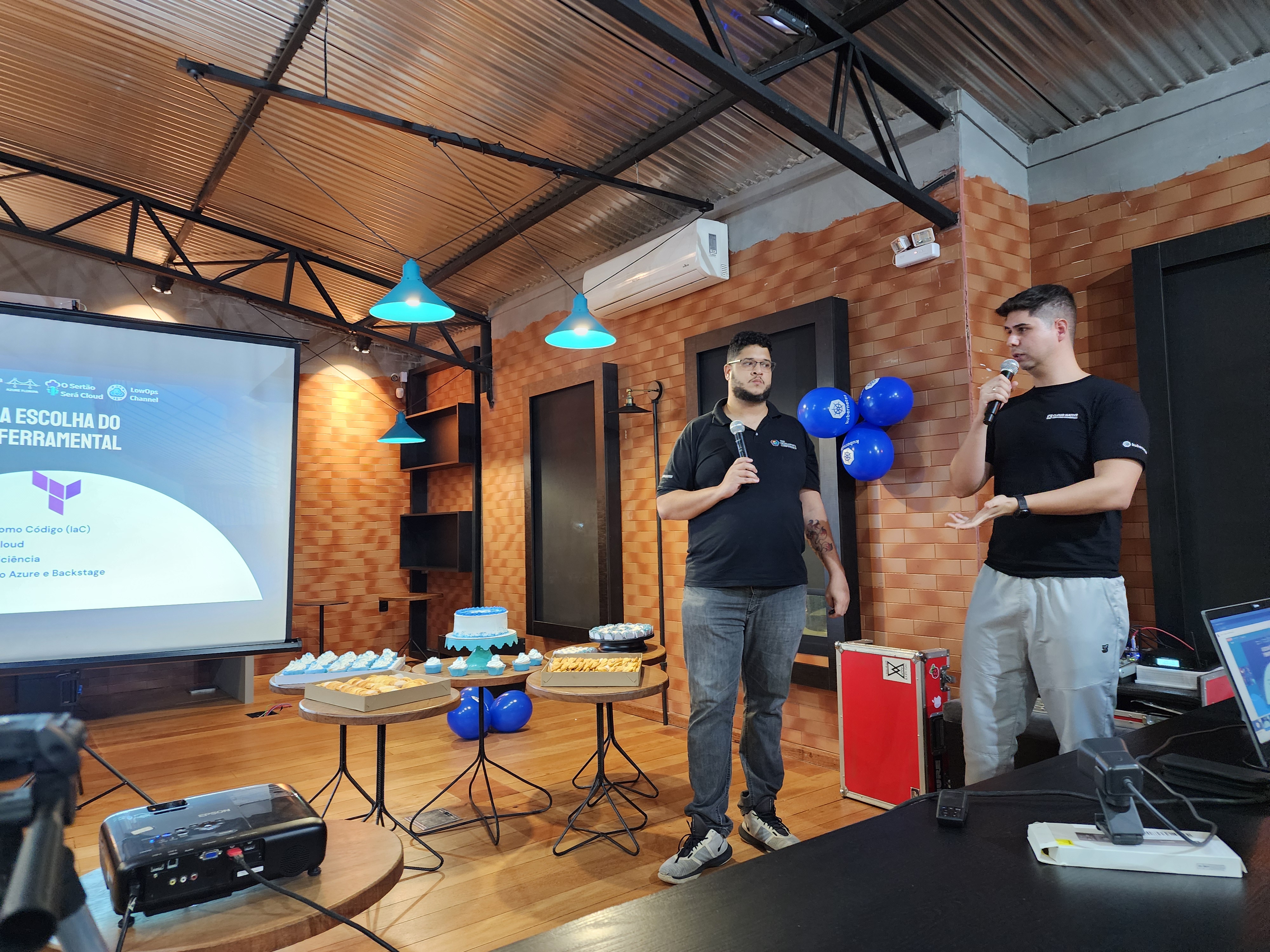 Rafael Ferreira apresentando a Cloud Foundation com Backstage