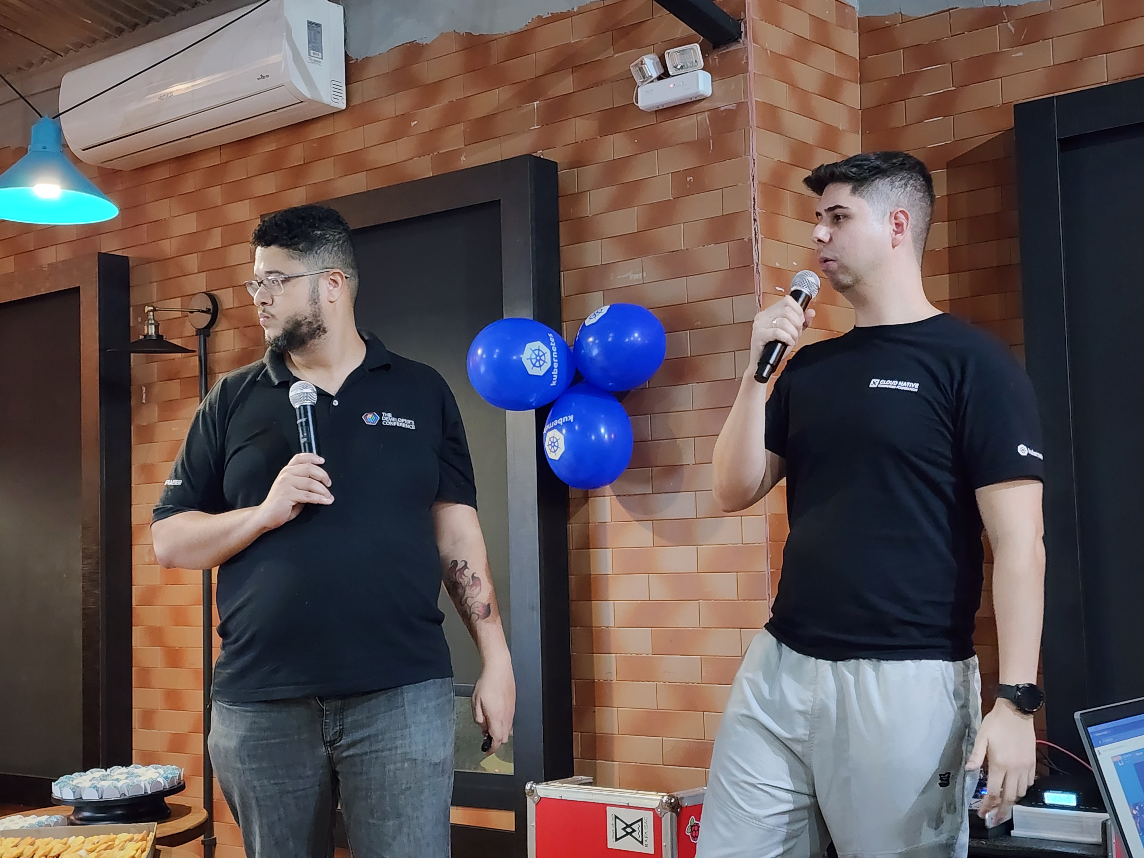 Público assistindo à palestra do Azure Floripa sobre Backstage