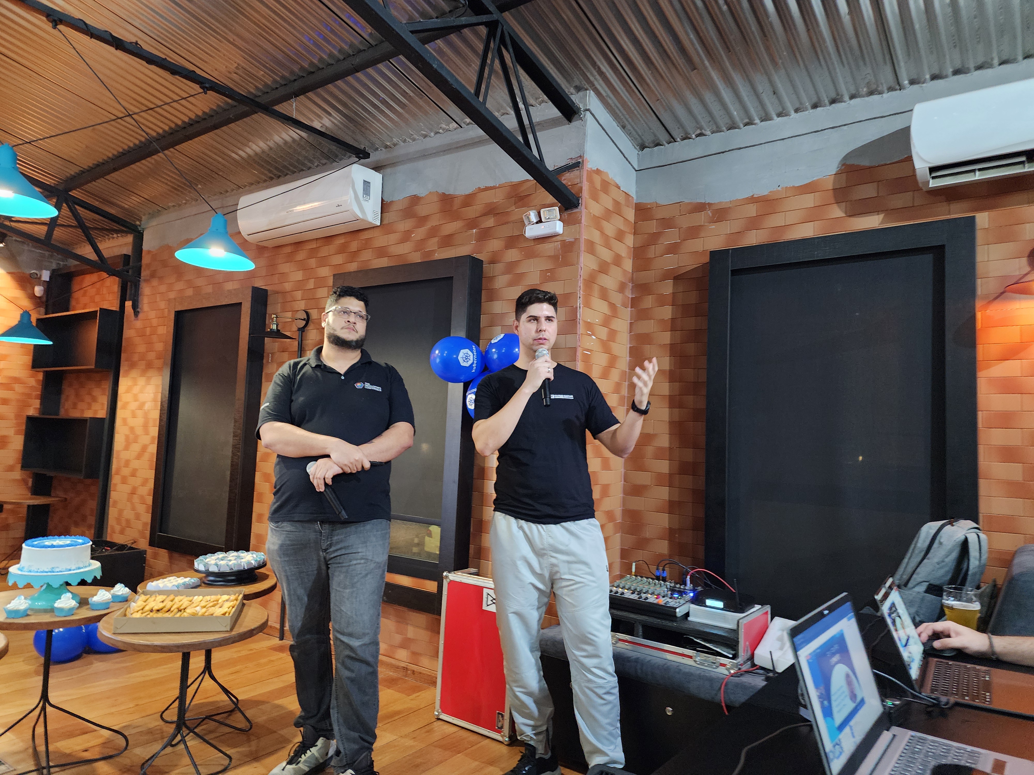 Cláudio Raposo explicando Developer Experience na nuvem